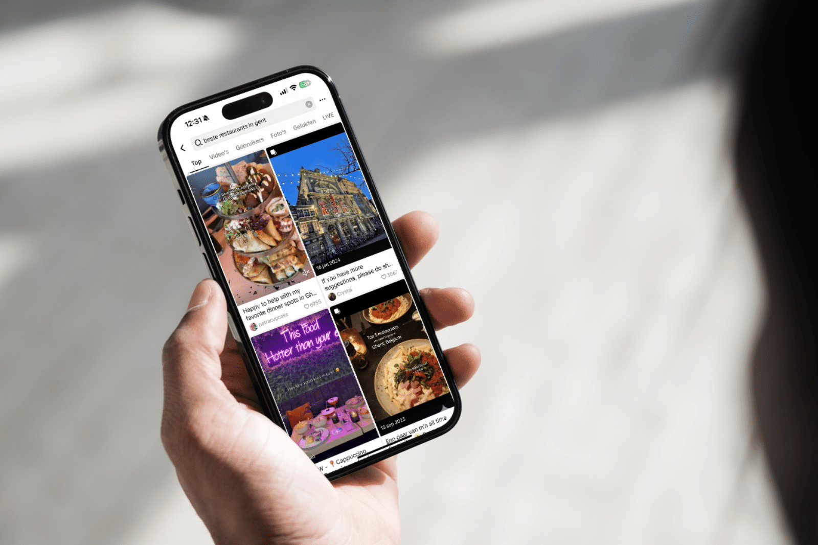 Zoekresultaten op een smartphone tonen hoe mensen vandaag ook via sociale platforms zoals TikTok naar informatie zoeken
