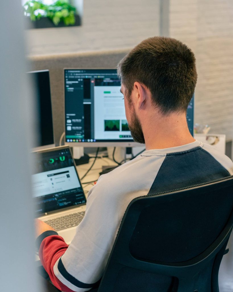 Webdevelopper werkt aan het ontwerp van een zakelijke website voor B2B-bedrijven