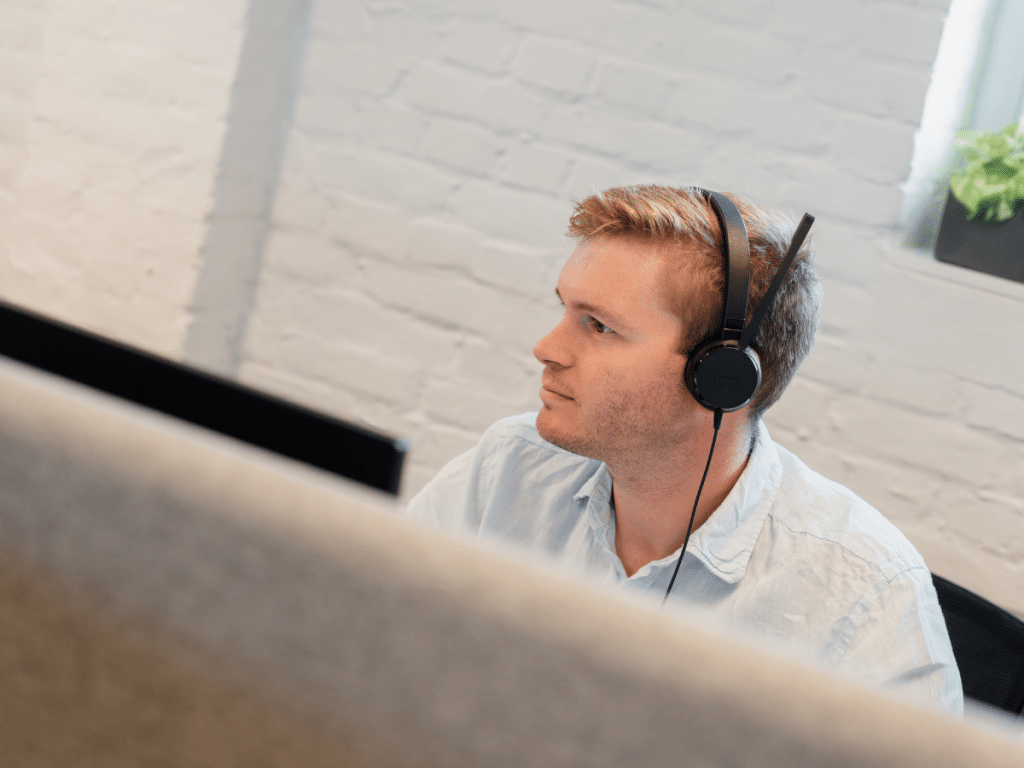 Jens, Managing Partner bij Conversal, analyseert Google Ads campagnes op zijn computer.