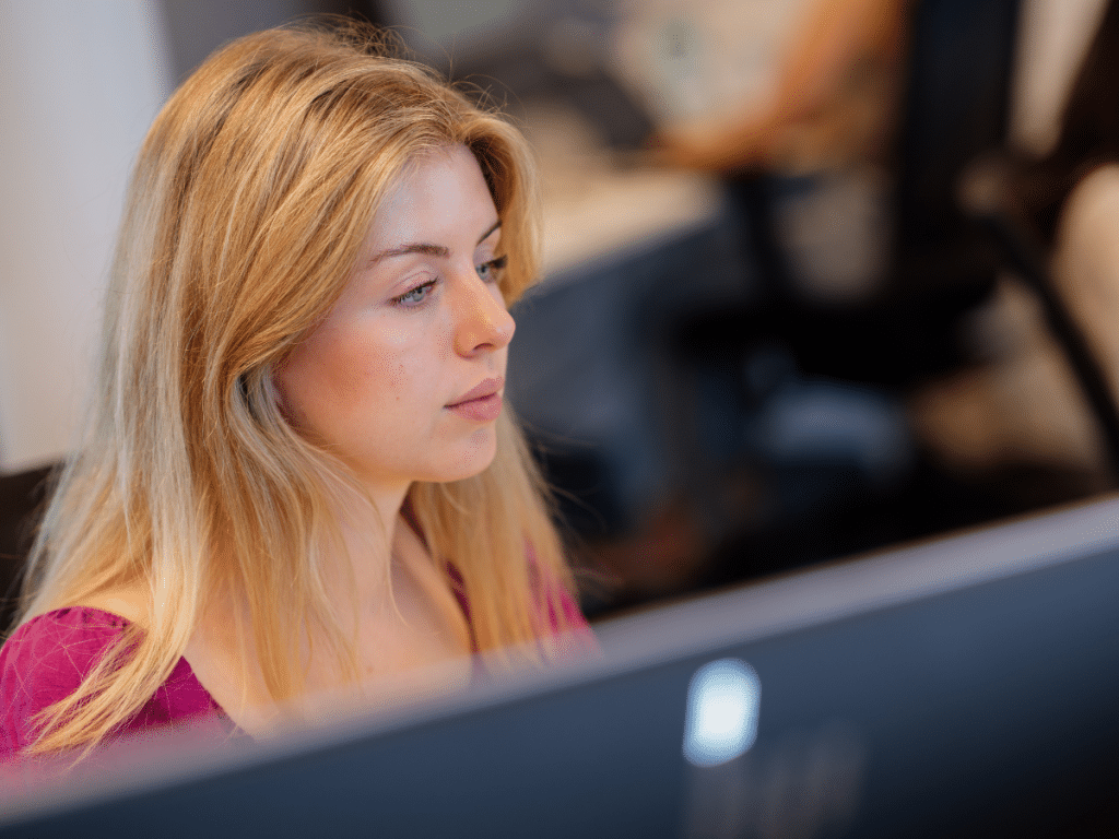 Layla, marketeer bij Conversal, werkt geconcentreerd aan optimalisatie van online advertenties.