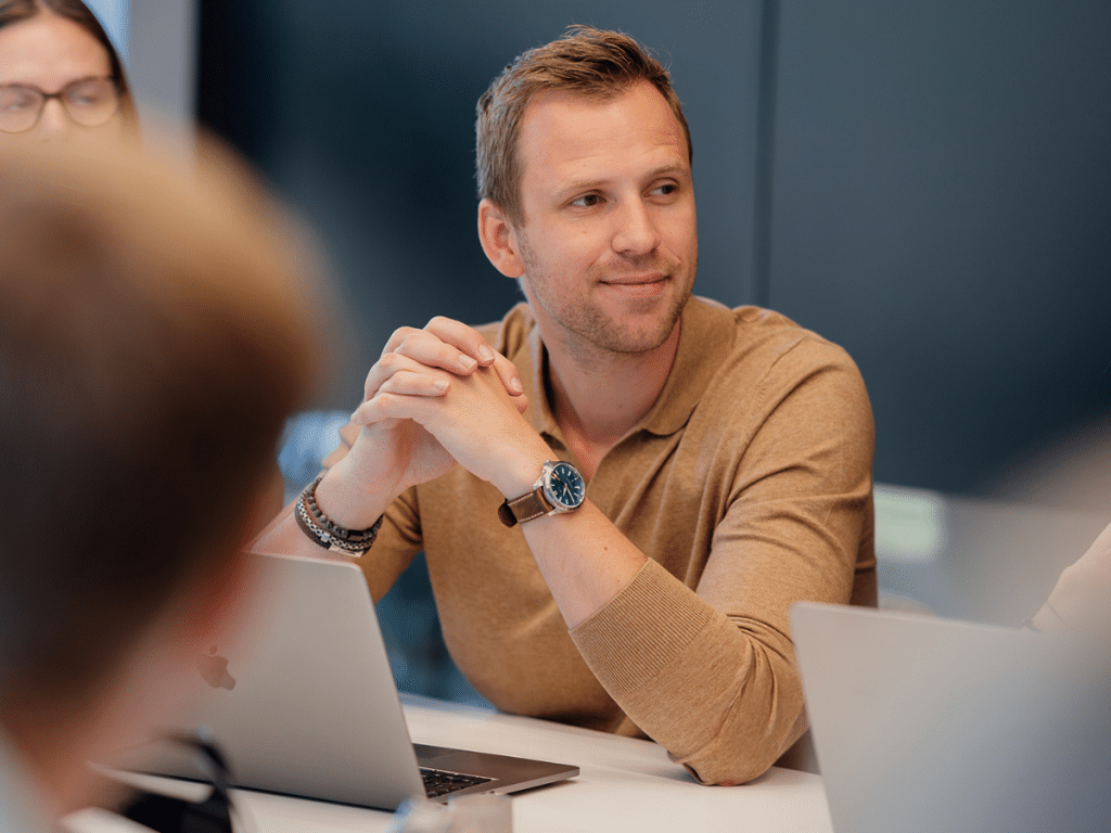 Google Ads expert Yordi bespreekt strategie tijdens een meeting.