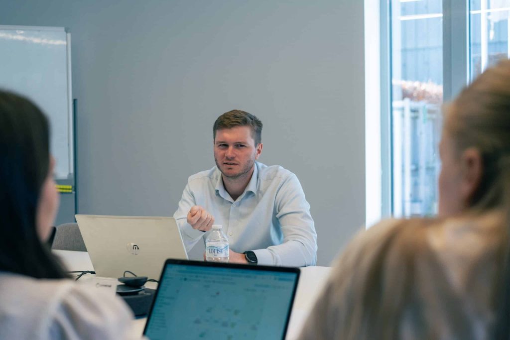 Marketingconsultant bespreekt een online marketingstrategie en groeikansen met klanten