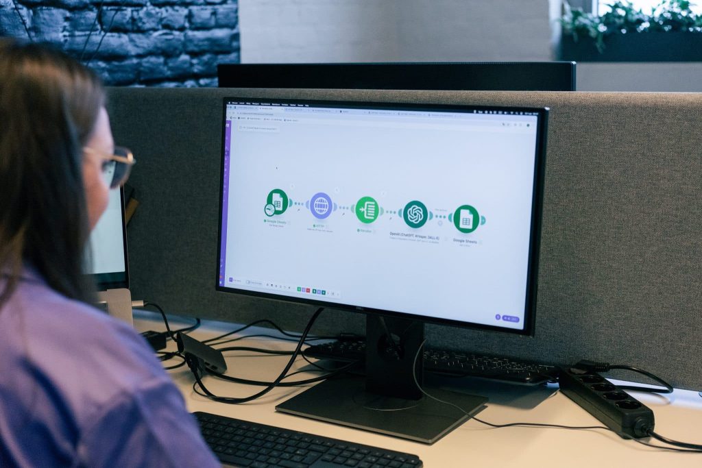 Medewerker werkt gefocust aan geautomatiseerde processen in Make.com
