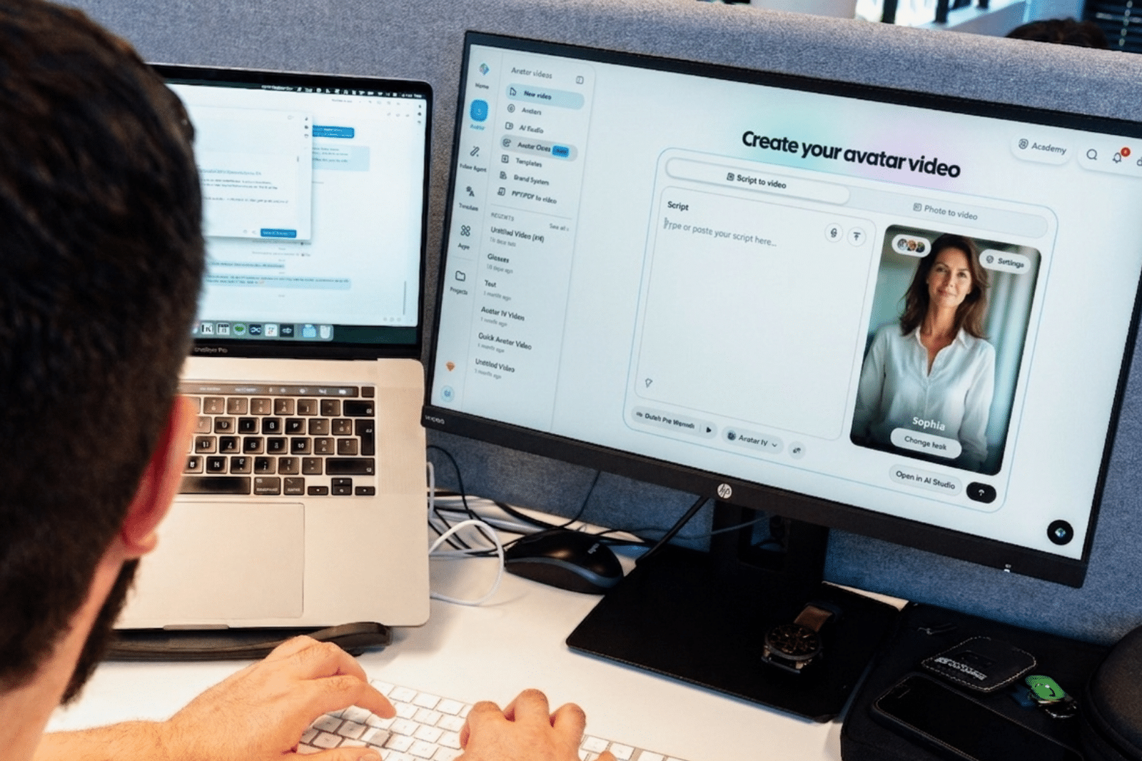 Persoon werkt aan AI-video via HeyGen op computer zonder camera of studio.