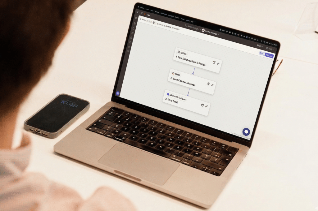 Zapier workflow zichtbaar op laptop met geautomatiseerde stappen tussen tools.
