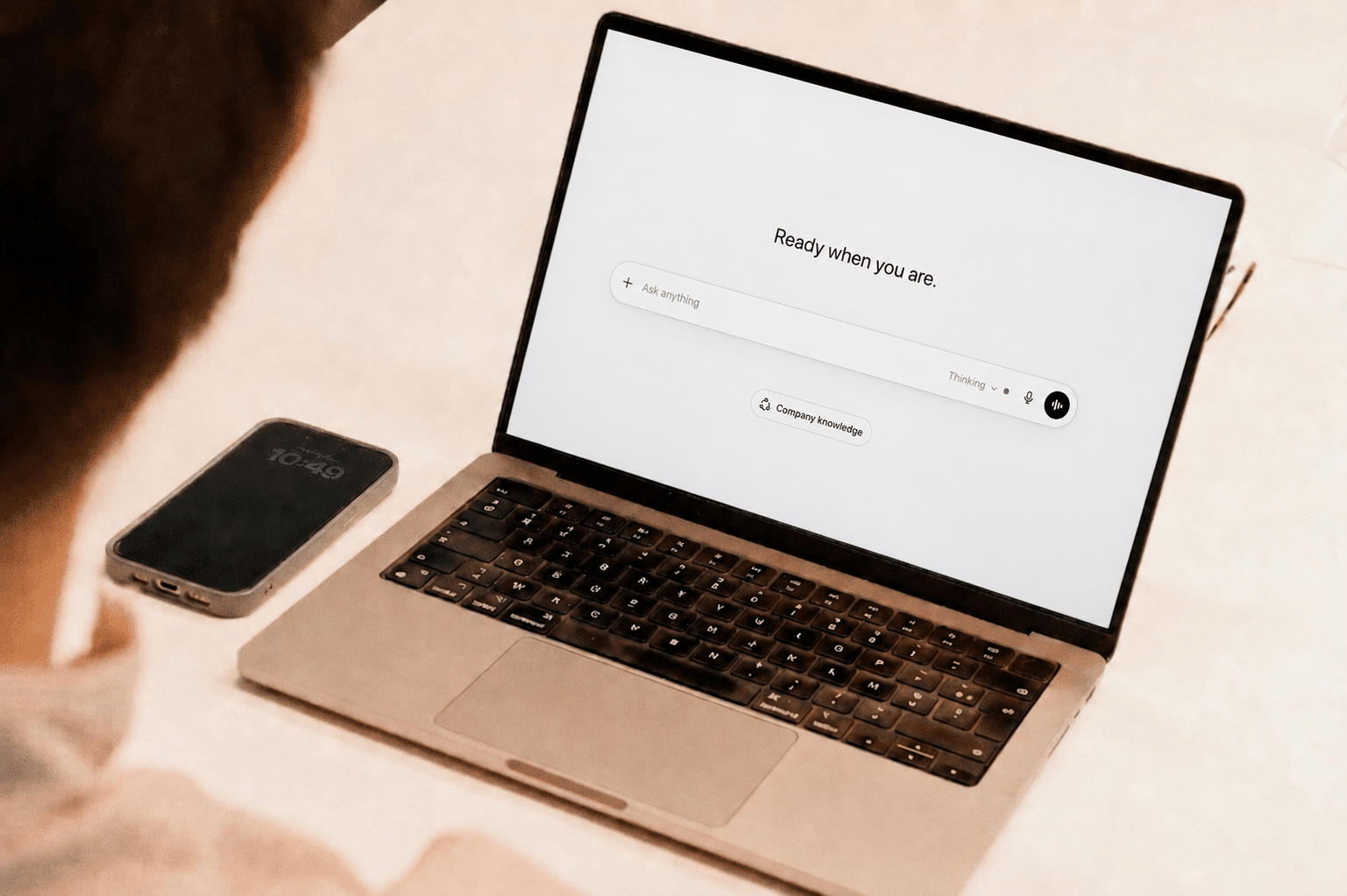 Persoon bekijkt het ChatGPT-startscherm op een laptop, klaar om een prompt in te typen.