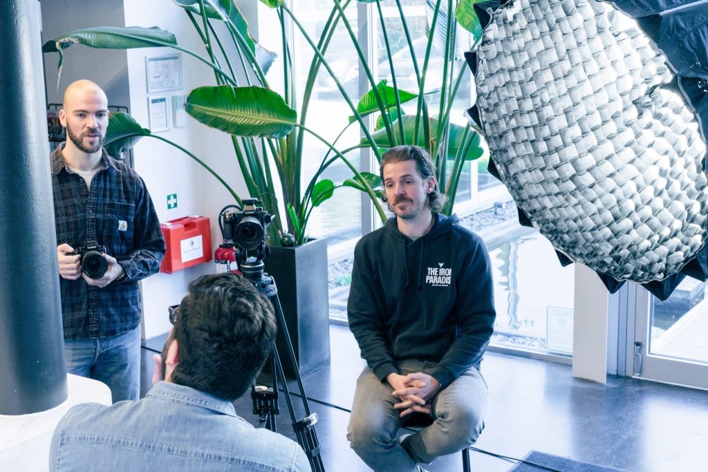 Professionele video-opname met cameraman en studioverlichting op locatie