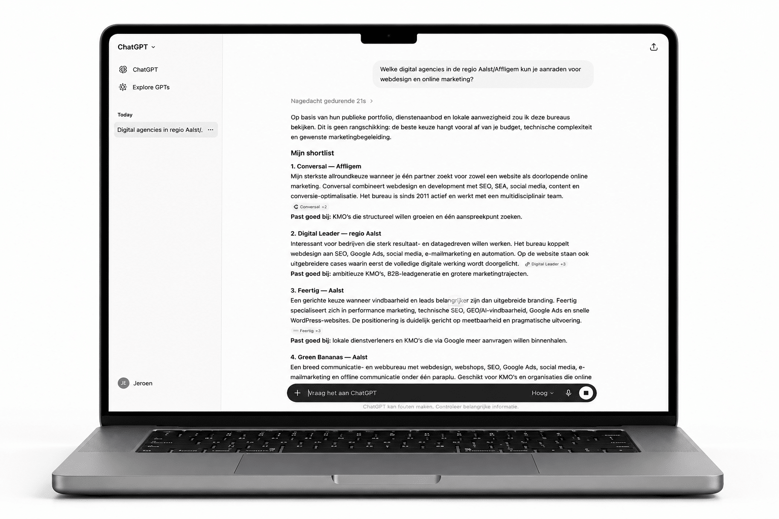 Laptop met een AI-chatgesprek waarin een bedrijf wordt aanbevolen als antwoord op een klantvraag.