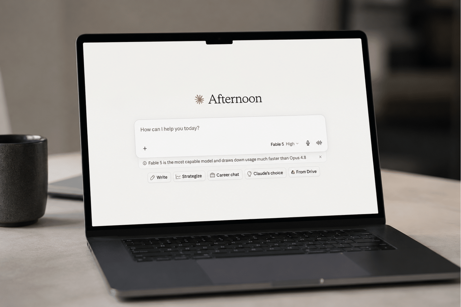 Claude-interface op een laptop toont het startscherm met chatveld en suggesties zoals schrijven en strategie bepalen.