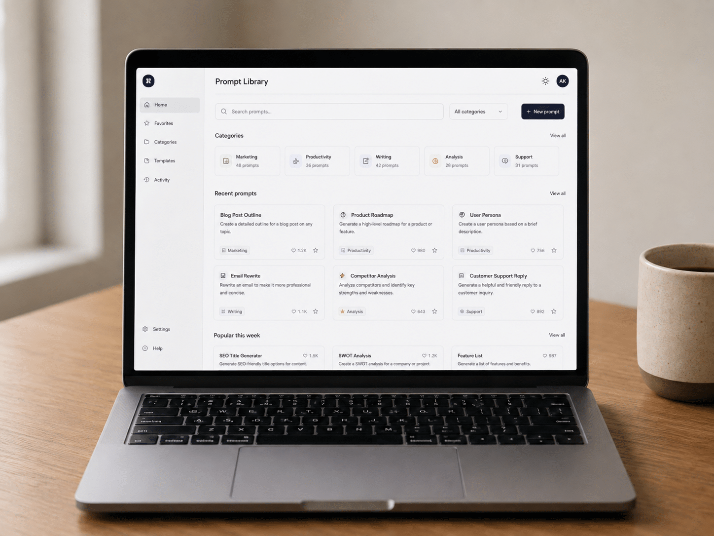 Prompt Library-dashboard op een laptop toont gecategoriseerde prompts voor marketing, productiviteit en support die een team deelt.