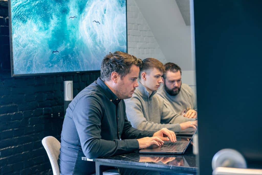 WordPress developers van Conversal bouwen samen geconcentreerd aan een website op maat.
