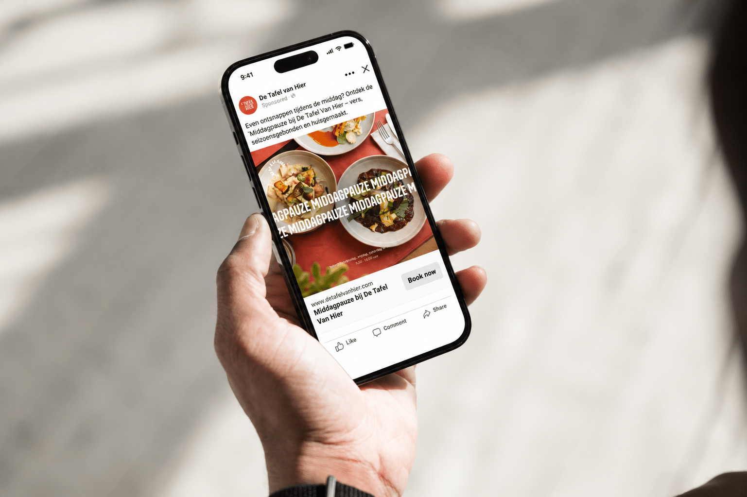 Smartphone met een gesponsorde Facebook-advertentie, als voorbeeld van remarketing via social media.