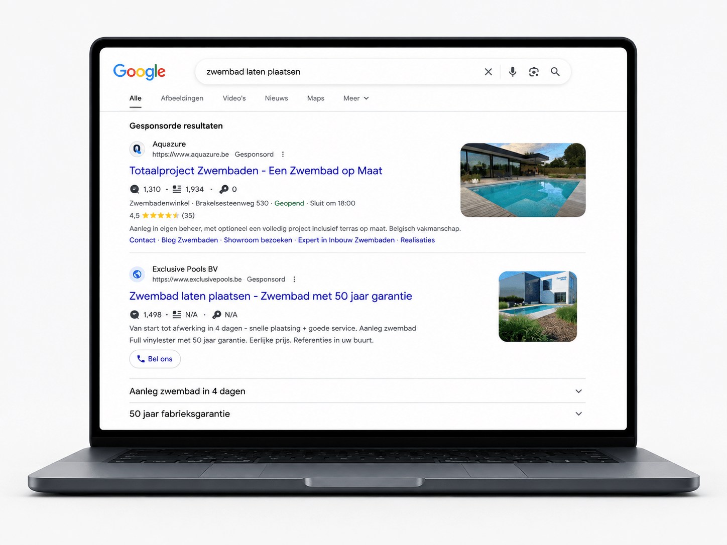 Google-zoekresultaten met gesponsorde advertenties voor 'zwembad laten plaatsen', als voorbeeld van hoe Google Ads zoekintentie opvangt.