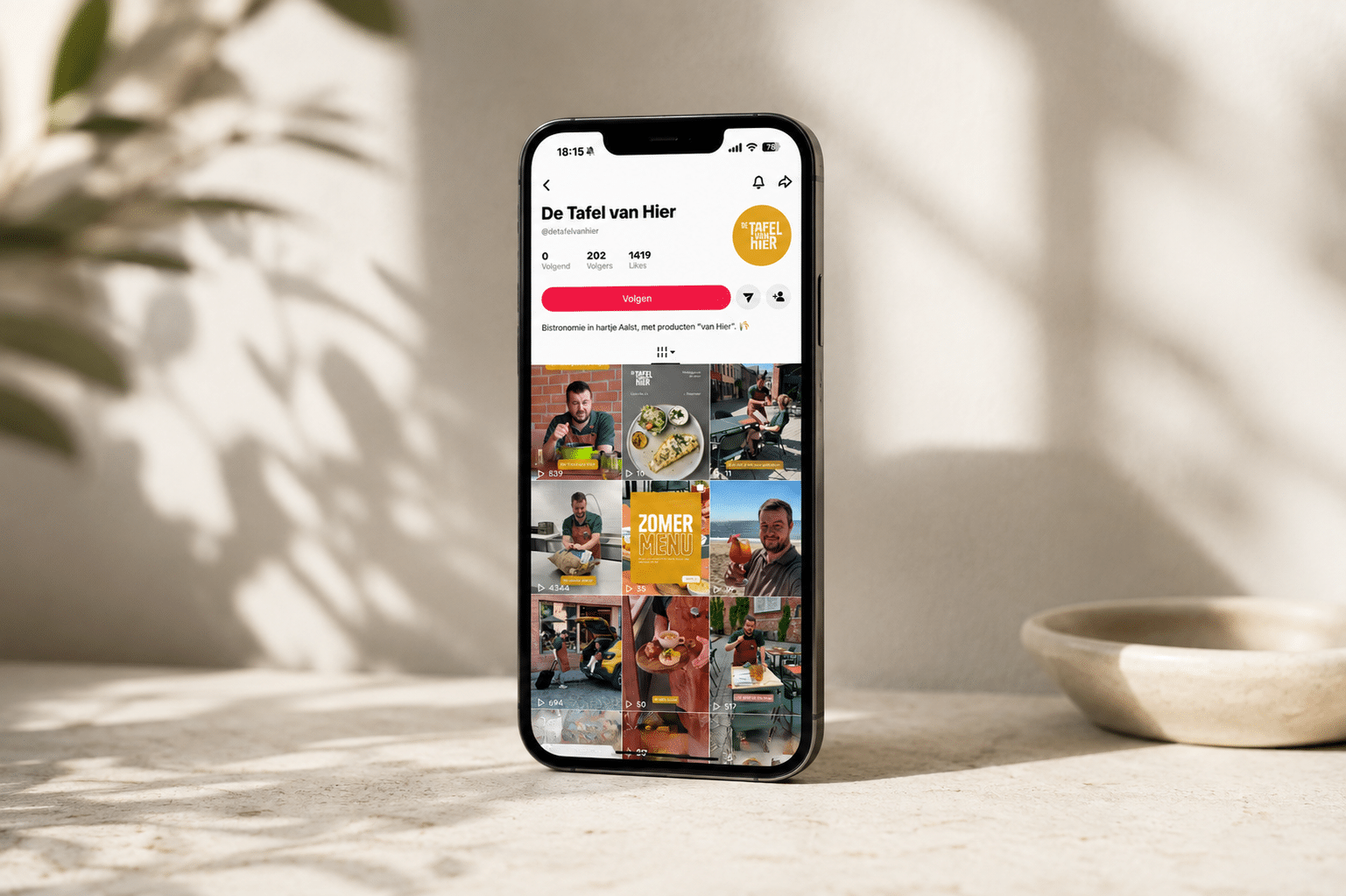 Smartphone met het TikTok-profiel van De Tafel van Hier, met korte, authentieke video's als voorbeeld van B2C-contentmarketing.