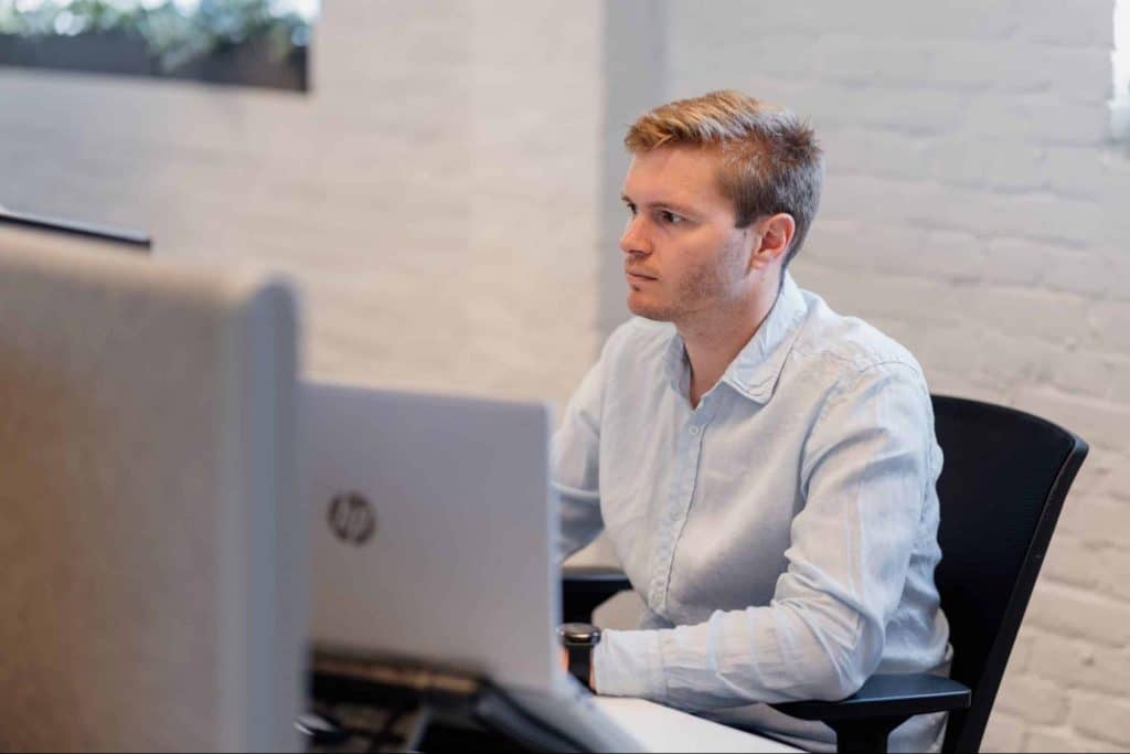 Een Conversal-specialist werkt aan de set-up en configuratie van een Teamleader-omgeving.