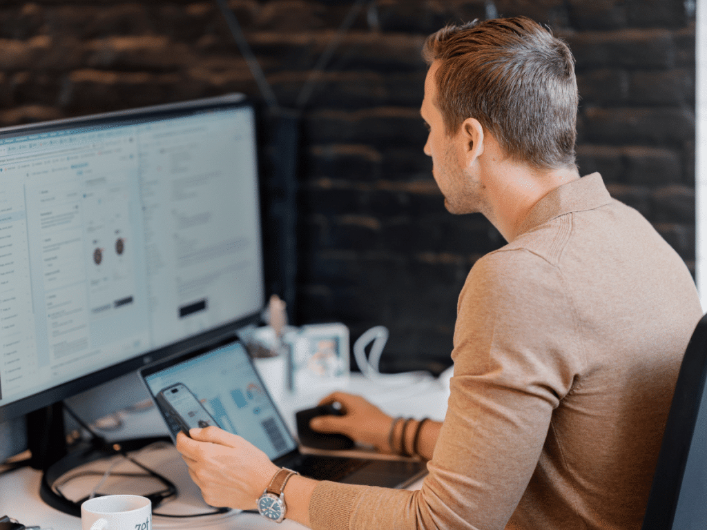 Marketeer van Conversal analyseert advertentiedata op meerdere schermen