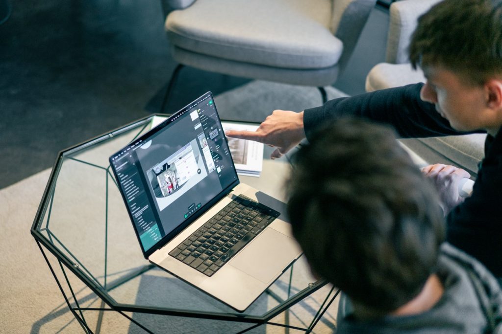 Team bekijkt en bespreekt UI-ontwerp van nieuwe website