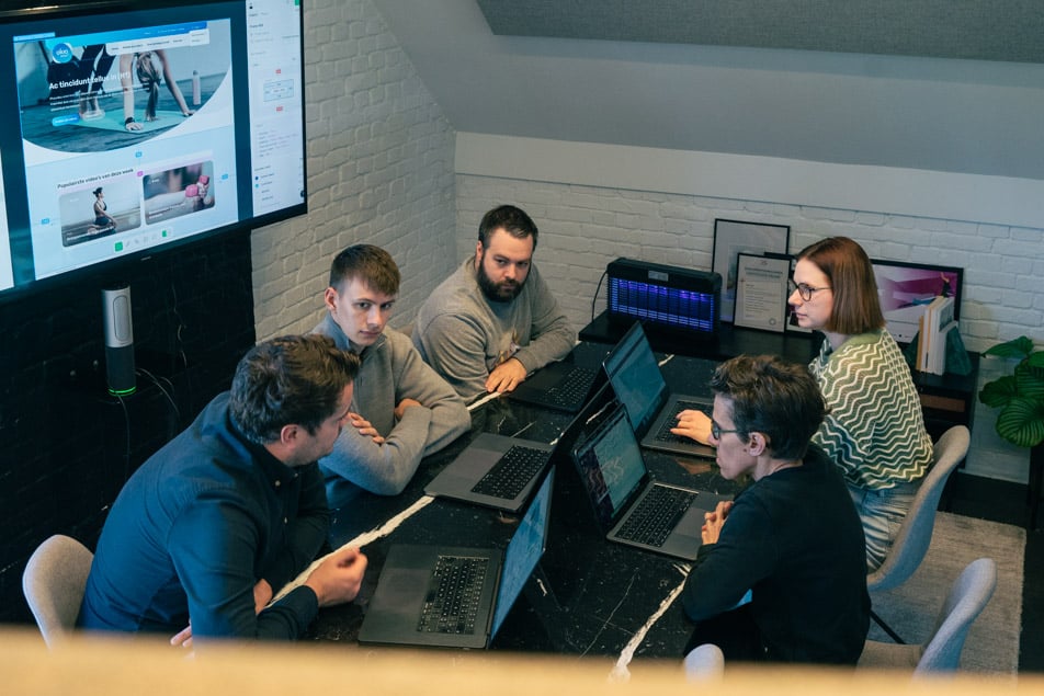Webdesign team bespreekt strategie en UX tijdens teammeeting