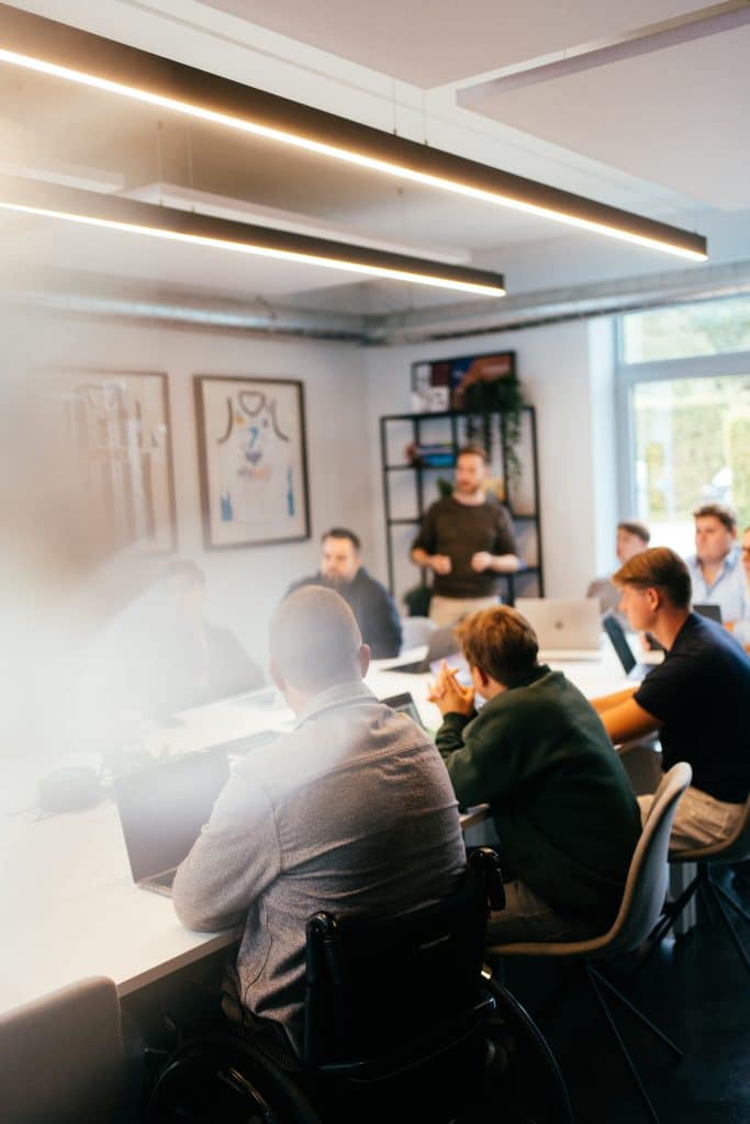 Het Conversal-team tijdens een interne presentatie op kantoor