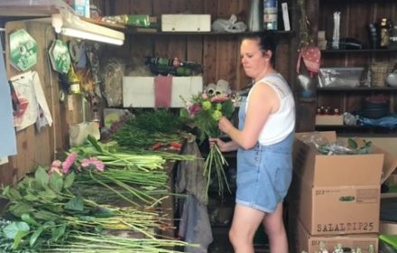 Liesbeth aan het werk met boeketten